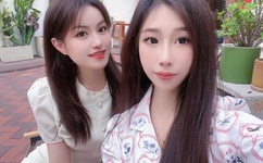 把奶从乳罩里掏出来